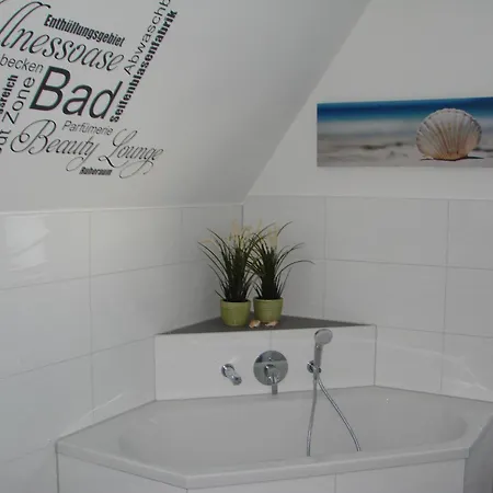 Traumhaft Schönes: Thatched Seaside Retreat With Sauna