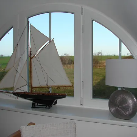 Traumhaft Schönes: Thatched Seaside Retreat With Sauna Holiday home