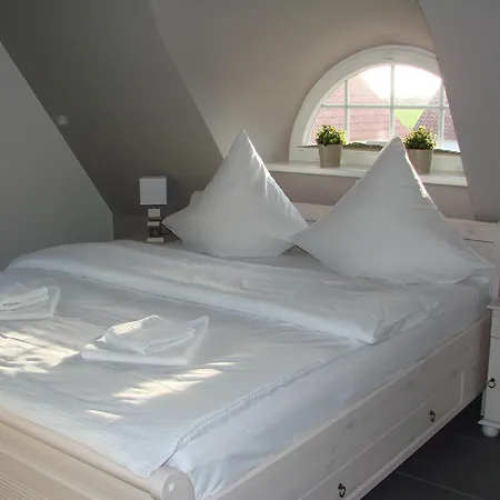 Traumhaft Schönes: Thatched Seaside Retreat With Sauna *